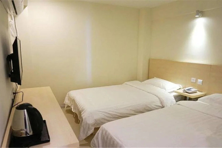 Room 7 of 9