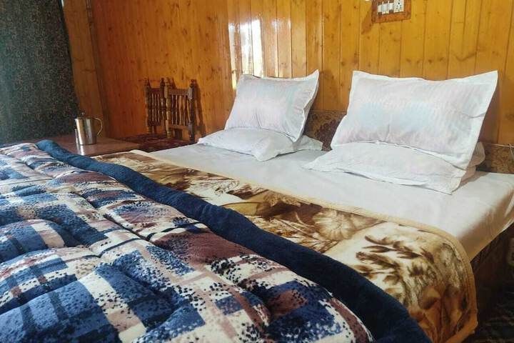 Room 8 of 12