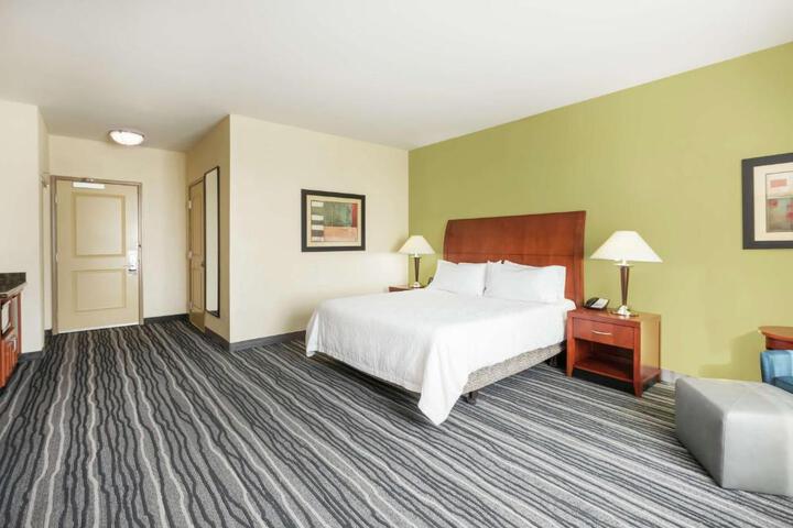 1 King Bed Hearing Accessible (10 of 25)