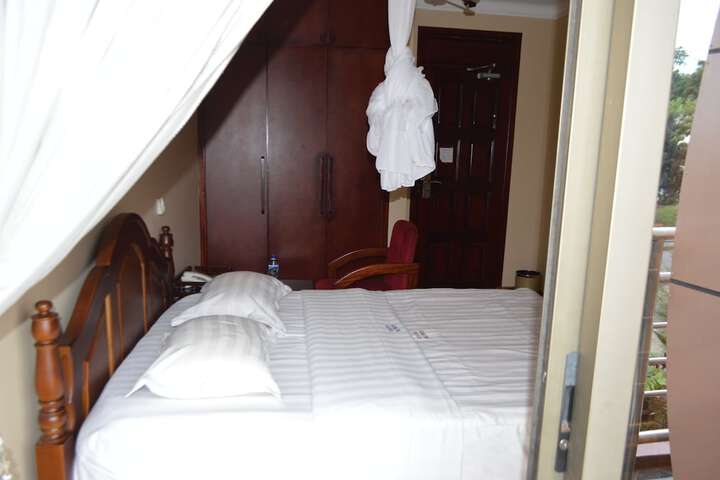 Room 10 of 80