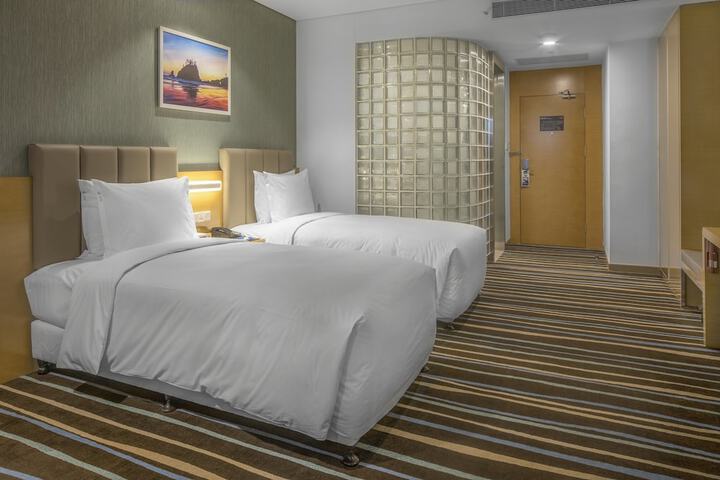 Room 3 of 32