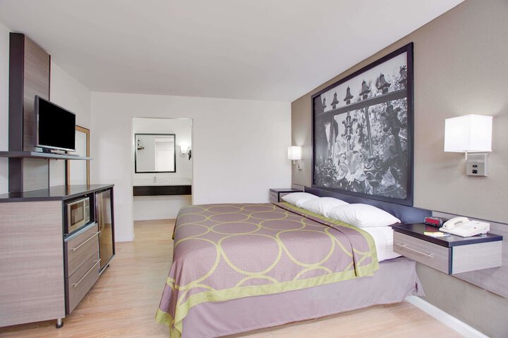 1 King Bed (5 of 5)