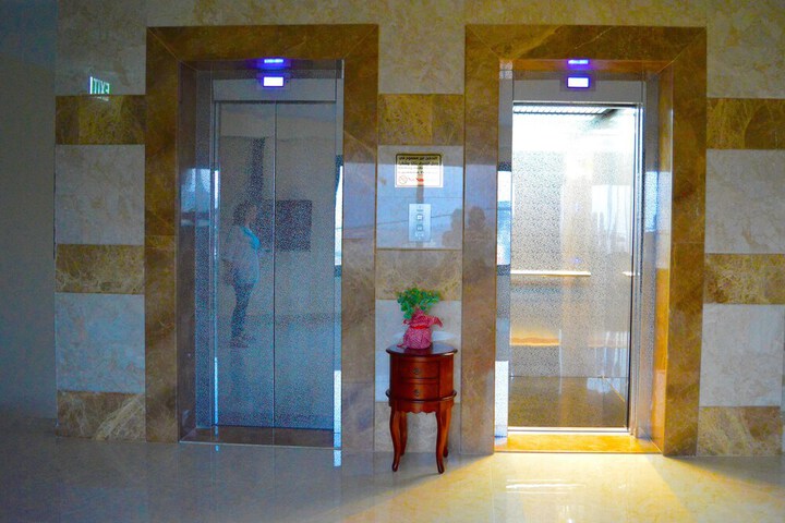 Ballroom/Hall 88 of 107