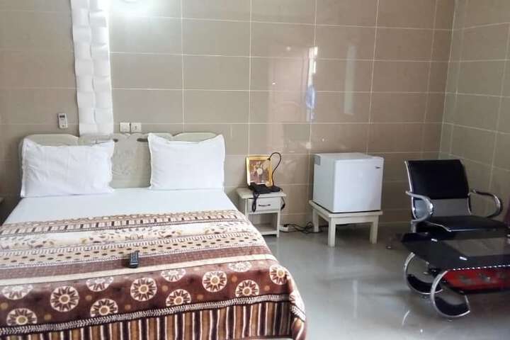 Room 5 of 16