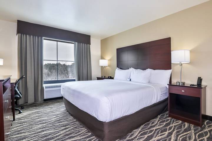 Studio Accessible King Size Bed (4 of 25)