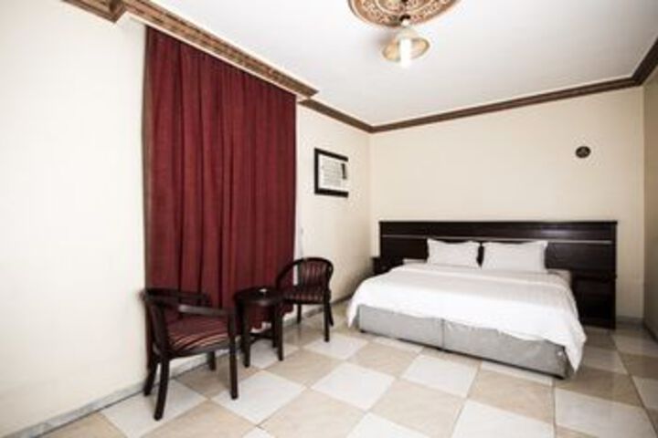 Room 6 of 12