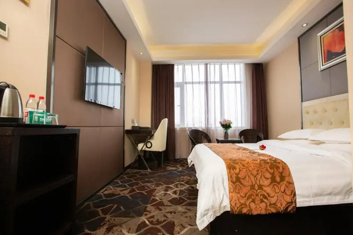 Room 5 of 9