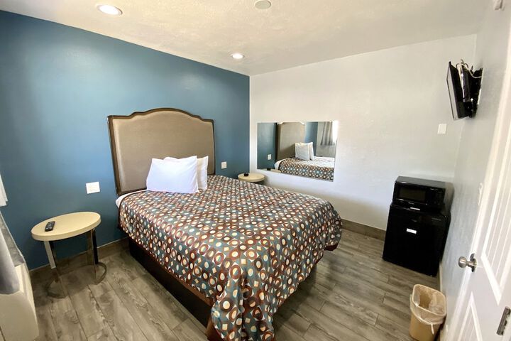 1 Queen Bed (4 of 7)