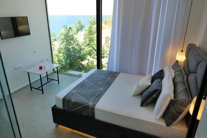 Room 6 of 22