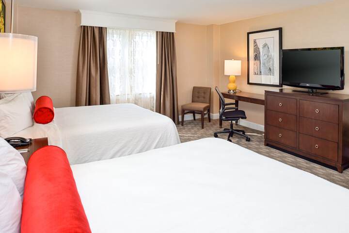 2 Queen Beds (3 of 4)