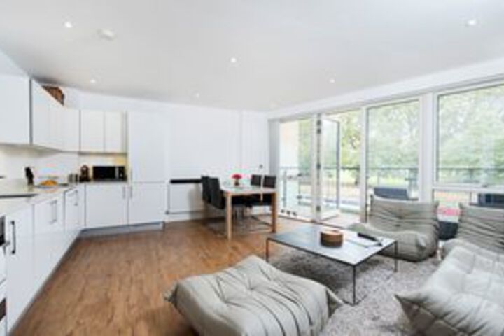 Bright Stylish 2BR Across From Victoria Park