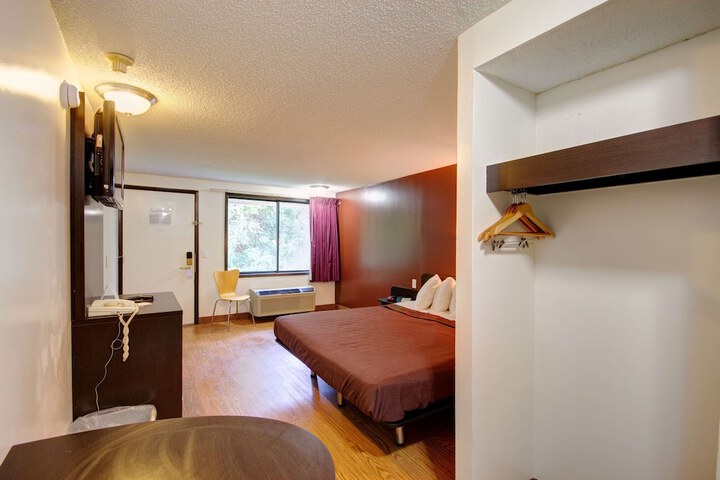 1 King Bed (6 of 13)
