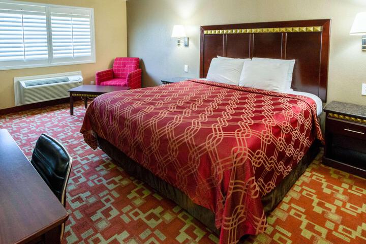 1 King Bed (5 of 10)