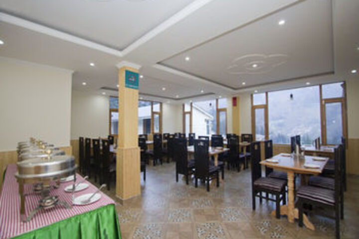 Dining 8 of 25