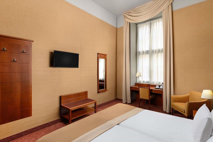 Room 6 of 101