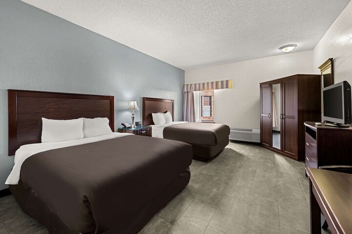 2 Queen Beds (6 of 10)
