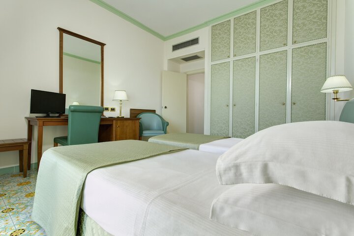 Room 18 of 116