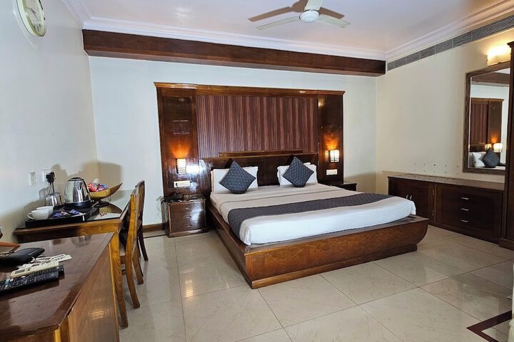 Room 4 of 8