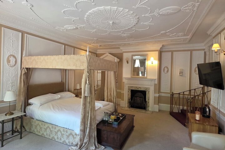 Room 9 of 19