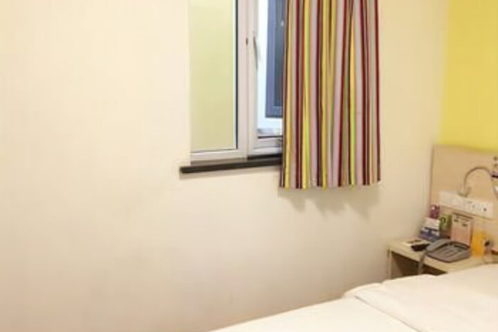 Room 4 of 7