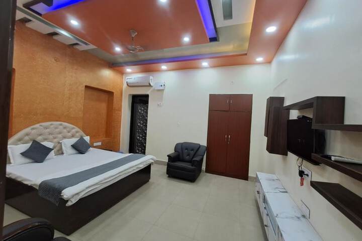 Room 4 of 18