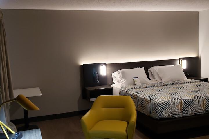 1 King Bed Micfridge (5 of 14)