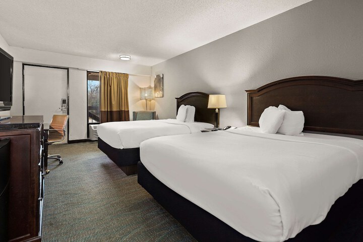 2 Queen Beds (6 of 6)