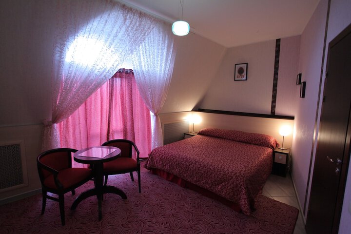 Room 6 of 42