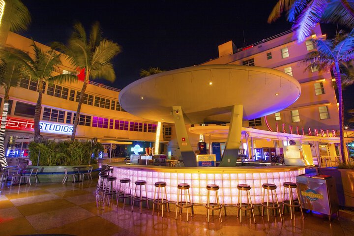 Poolside bar