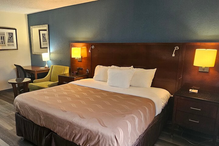 1 King Bed (4 of 6)