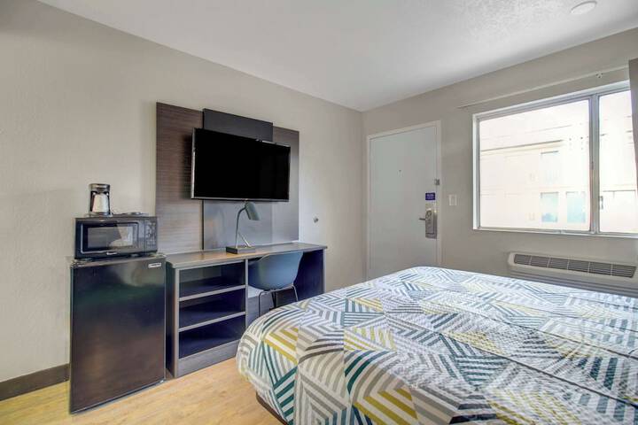 1 Queen Bed (6 of 13)