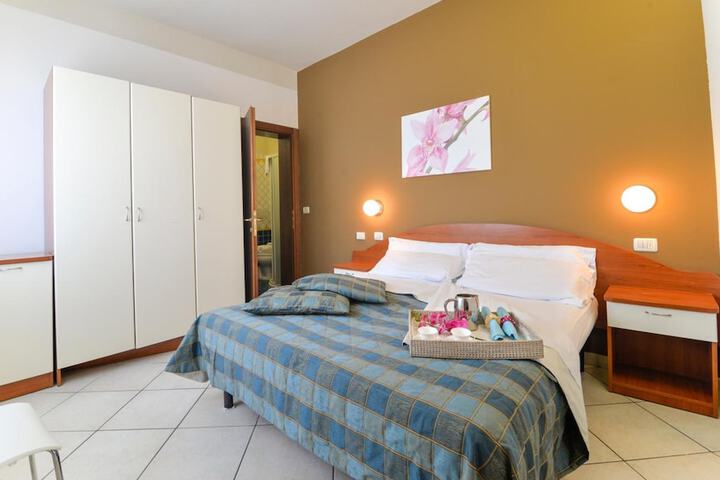 Room 9 of 35