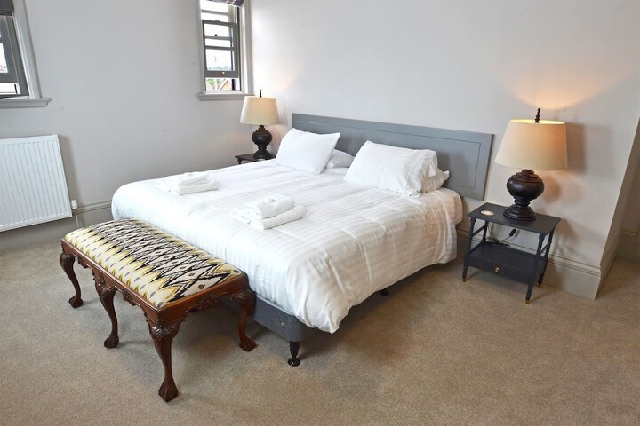 Room 2 of 33