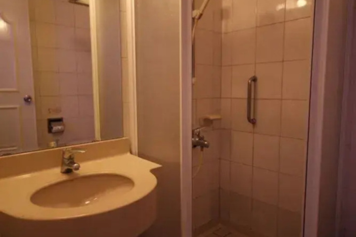 Room 8 of 15