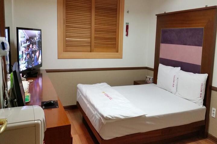 Room 3 of 6