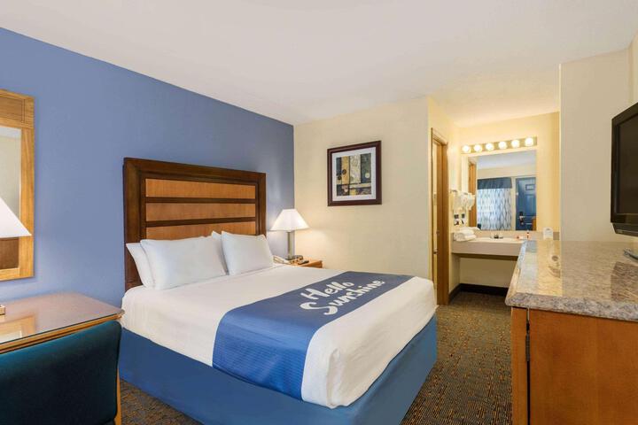 1 Queen Bed Second Floor (5 of 14)