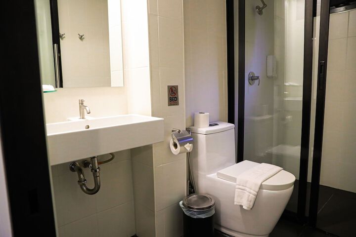 Room 32 of 62