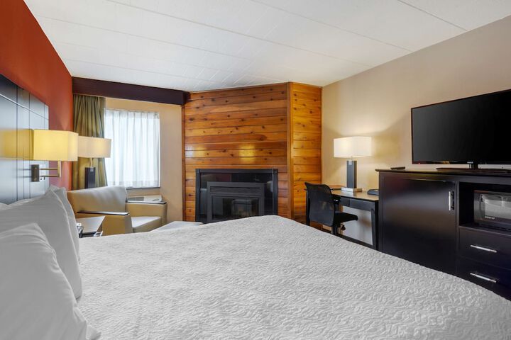 1 King Bed Microwave and Refrigerator Work Desk WiFi Full Breakfast (3 of 13)