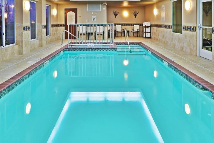 Swimming pool at Comfort Inn & Suites Miami - Route 66