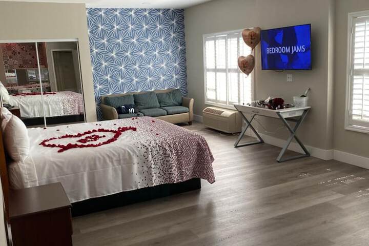 Deluxe King Bed (2 of 50)