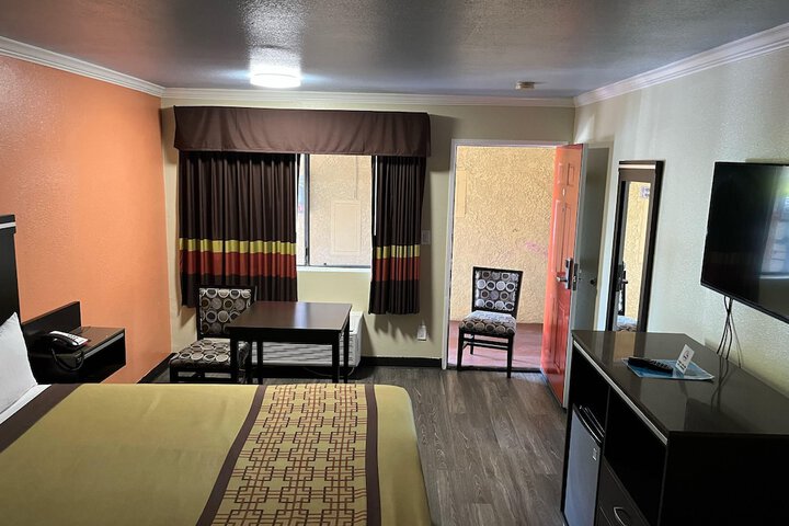 1 King Bed (12 of 14)