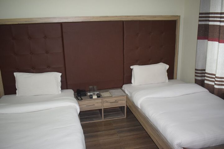 Room 8 of 33