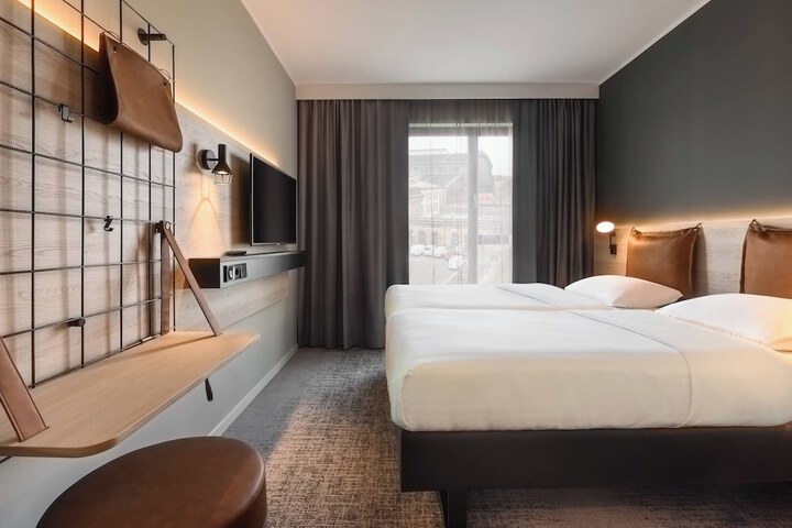 Room 12 of 87