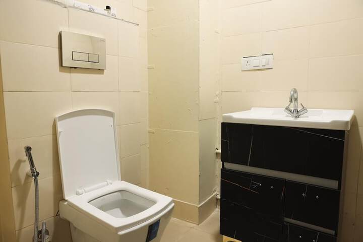Room 5 of 9