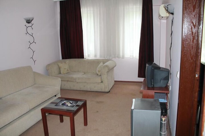 Room 6 of 25
