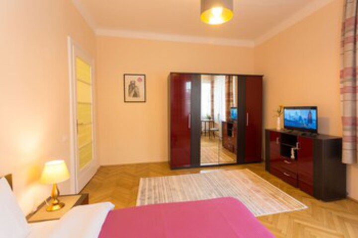 Room 6 of 11