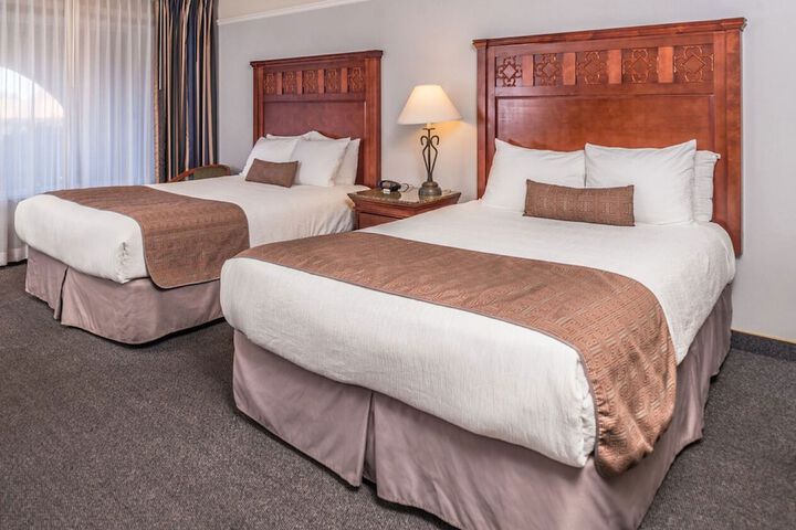 1 Queen Bed (2 of 18)