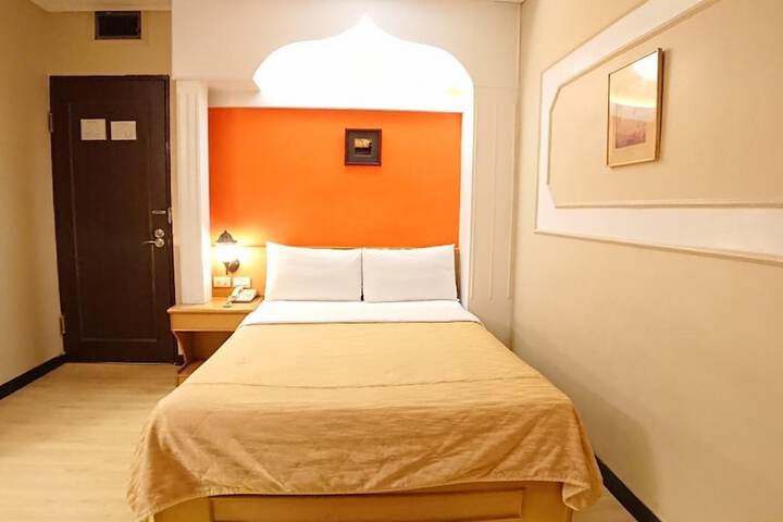 Room 10 of 33