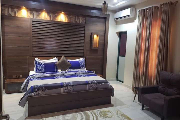 Room 8 of 80