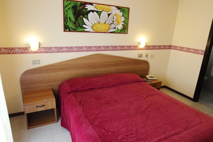 Room 15 of 33